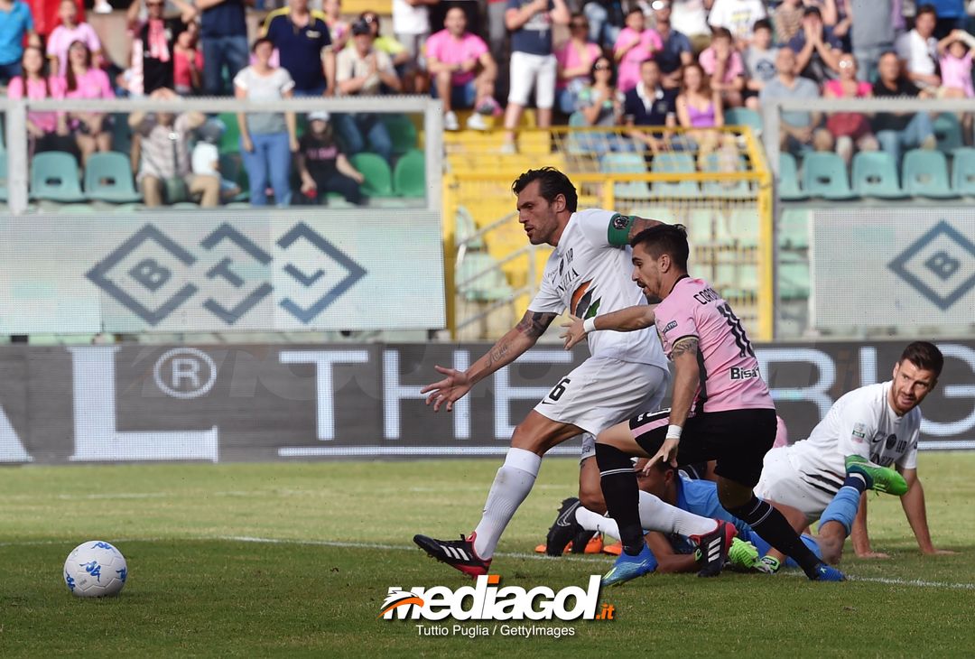  PALERMO, ITALY - JUNE 10: Maurizio Domizzi (L) of Venezia scores an own goal during the serie B playoff match between US Citta di Palermo and Venezia FC at Stadio Renzo Barbera on June 10, 2018 in Palermo, Italy.  (Photo by Tullio M. Puglia/Getty Images) 