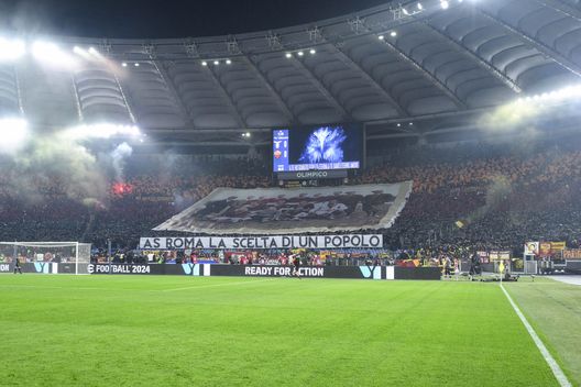 Getty Images Roma, striscione dei tifosi contro la squadra: “Non siete degni di questa maglia, mercenari” - immagine 1