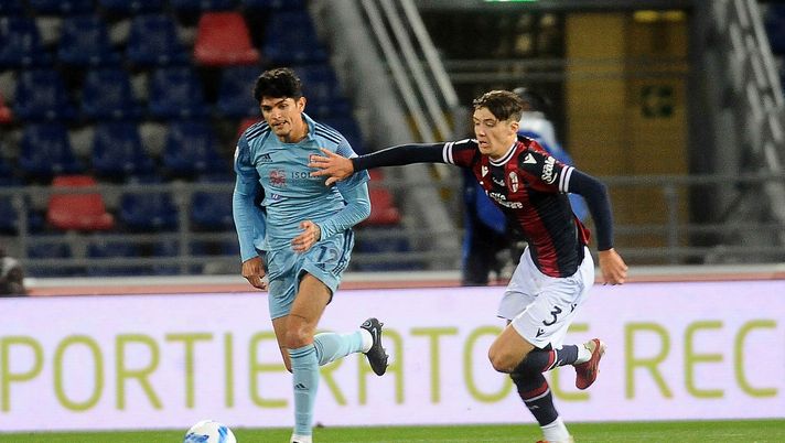 BOLOGNA, ITALY - NOVEMBER 01: Raoul Bellanova of Cagliari Calcio ( L ) competes the ball with Aaron Hickey of Bologna FC ( R ) during the Serie A match between Bologna FC and Cagliari Calcio at Stadio Renato Dall'Ara on November 01, 2021 in Bologna, Italy. (Photo by Mario Carlini / Iguana Press/Getty Images) BOLOGNA, ITALY - NOVEMBER 01: Raoul Bellanova of Cagliari Calcio ( L ) competes the ball with Aaron Hickey of Bologna FC ( R ) during the Serie A match between Bologna FC and Cagliari Calcio at Stadio Renato Dall'Ara on November 01, 2021 in Bologna, Italy. (Photo by Mario Carlini / Iguana Press/Getty Images)