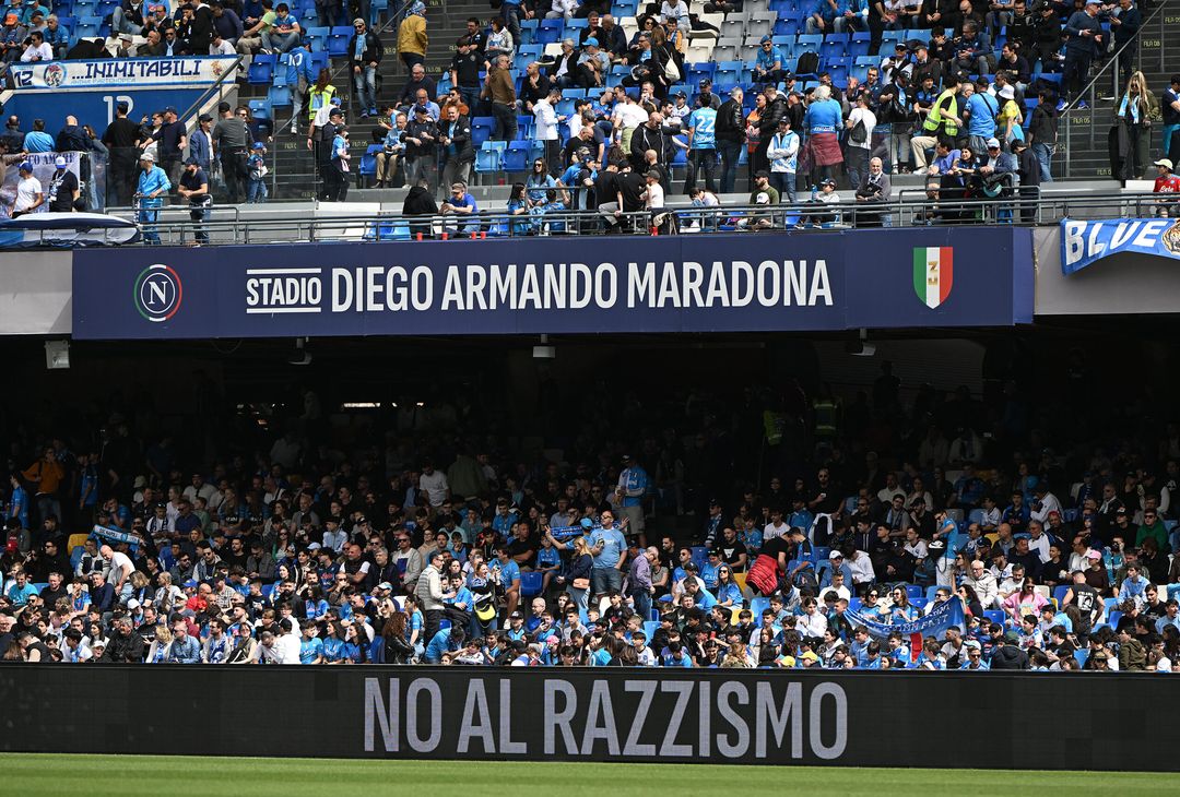 Il pubblico del Maradona dice no al razzismo prima di Napoli-Atalanta