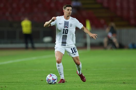 BELGRADE, SERBIA - JUNE 05: Miha Zajc of Slovenia runs with the ball during the UEFA Nations League League B Group 4 match between Serbia and Slovenia at Stadion Rajko Mitić on June 05, 2022 in Belgrade, Serbia. (Photo by Srdjan Stevanovic/Getty Images) La Fiorentina si muove per un ex centrocampista del nostro campionato: il nome- immagine 2