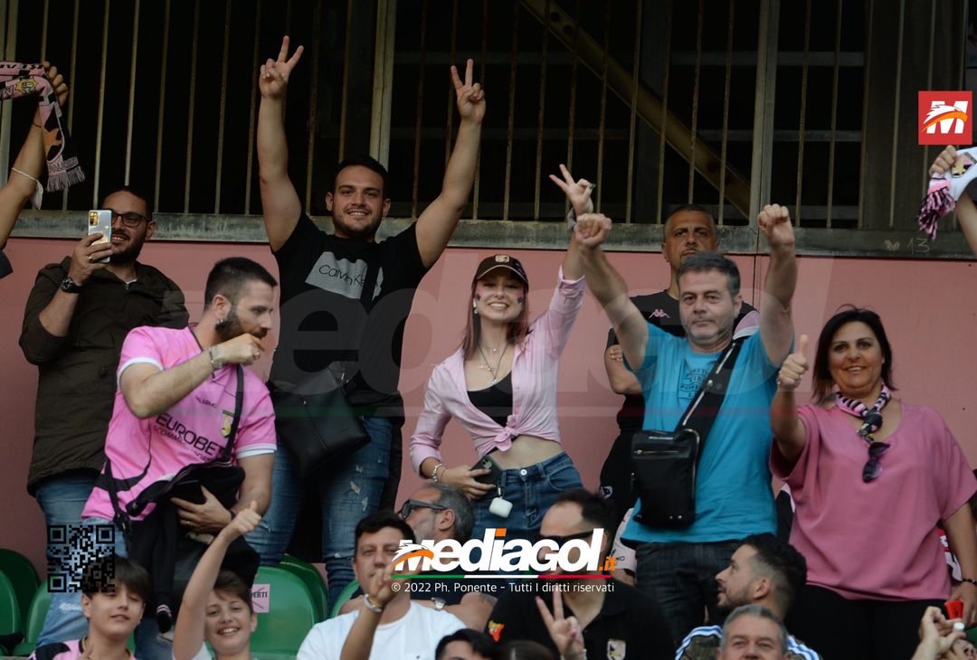 Fototifo, i tifosi allo stadio per Palermo-Feralpisaló 1-0 (gallery) - immagine 73