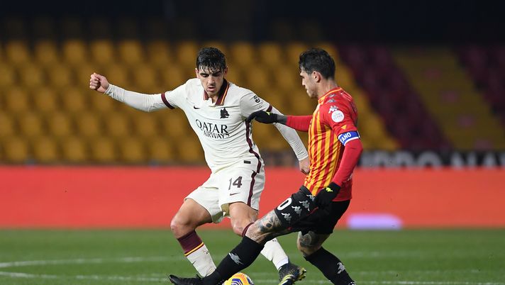 BENEVENTO, ITALY - FEBRUARY 21: Gonzalo Villar of A.S Roma battles for possession with Nicolas Viola of Benevento Calcio during the Serie A match between Benevento Calcio and AS Roma at Stadio Ciro Vigorito on February 21, 2021 in Benevento, Italy. Sporting stadiums around Italy remain under strict restrictions due to the Coronavirus Pandemic as Government social distancing laws prohibit fans inside venues resulting in games being played behind closed doors. (Photo by Francesco Pecoraro/Getty Images) BENEVENTO, ITALY - FEBRUARY 21: Gonzalo Villar of A.S Roma battles for possession with Nicolas Viola of Benevento Calcio during the Serie A match between Benevento Calcio and AS Roma at Stadio Ciro Vigorito on February 21, 2021 in Benevento, Italy. Sporting stadiums around Italy remain under strict restrictions due to the Coronavirus Pandemic as Government social distancing laws prohibit fans inside venues resulting in games being played behind closed doors. (Photo by Francesco Pecoraro/Getty Images)