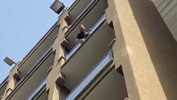Italia, Florenzi scatenato dal balcone: festeggia così con i tifosi | VIDEO