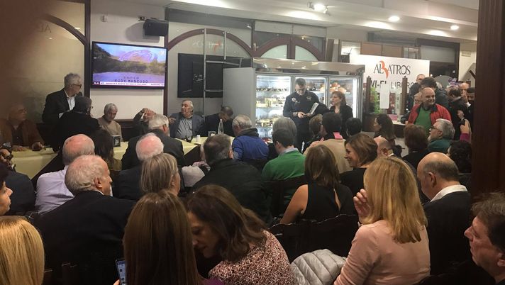 “Tra nuvole rosa e cieli azzurri”: Benvenuto Caminiti presenta il nuovo libro, i suoi post Facebook prendono vita “Tra nuvole rosa e cieli azzurri”: Benvenuto Caminiti presenta il nuovo libro, i suoi post Facebook prendono vita