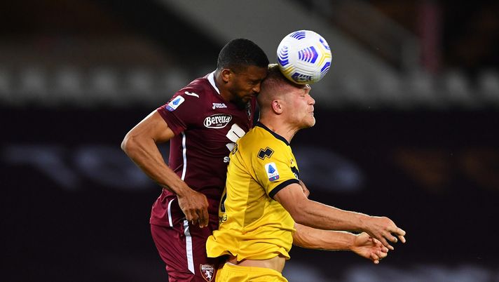 TURIN, ITALY - MAY 03: Andreas Cornelius of Parma Calcio 1913 competes for a header with Gleison Bremer of Torino FC during the Serie A match between Torino FC and Parma Calcio at Stadio Olimpico di Torino on May 03, 2021 in Turin, Italy. Sporting stadiums around Italy remain under strict restrictions due to the Coronavirus Pandemic as Government social distancing laws prohibit fans inside venues resulting in games being played behind closed doors. (Photo by Valerio Pennicino/Getty Images) TURIN, ITALY - MAY 03: Andreas Cornelius of Parma Calcio 1913 competes for a header with Gleison Bremer of Torino FC during the Serie A match between Torino FC and Parma Calcio at Stadio Olimpico di Torino on May 03, 2021 in Turin, Italy. Sporting stadiums around Italy remain under strict restrictions due to the Coronavirus Pandemic as Government social distancing laws prohibit fans inside venues resulting in games being played behind closed doors. (Photo by Valerio Pennicino/Getty Images)