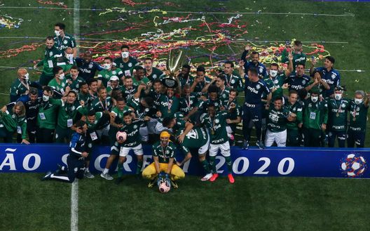 SAO PAULO, BRAZIL - AUGUST 08: Felipe Melo of Palmeiras holds up the trophy with teammates as they celebrate winning the match between Corinthians and Palmeiras as part of the State Championship Final at Arena Corinthians on August 8, 2020 in Sao Paulo, Brazil. The match is played behind closed doors and with precautionary measures against the spread of coronavirus (COVID-19). (Photo by Alexandre Schneider/Getty Images) SAO PAULO, BRAZIL - AUGUST 08: Felipe Melo of Palmeiras holds up the trophy with teammates as they celebrate winning the match between Corinthians and Palmeiras as part of the State Championship Final at Arena Corinthians on August 8, 2020 in Sao Paulo, Brazil. The match is played behind closed doors and with precautionary measures against the spread of coronavirus (COVID-19). (Photo by Alexandre Schneider/Getty Images)
