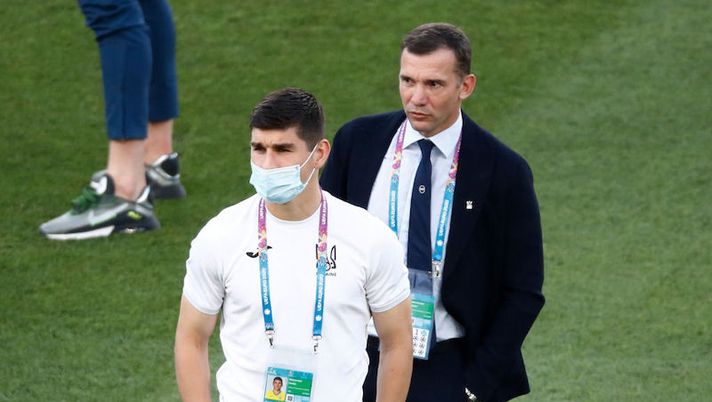Ukraine's coach Andrey Shevchenko (R) and Ukraine's midfielder Ruslan Malinovskyi walk on the pitch before the UEFA EURO 2020 quarter-final football match between Ukraine and England at the Olympic Stadium in Rome on July 3, 2021. (Photo by ALESSANDRO GAROFALO / POOL / AFP) (Photo by ALESSANDRO GAROFALO/POOL/AFP via Getty Images) Malinovskyi al fanta? Da Bergamo: i tempi di recupero dopo l’intervento di ernia - immagine 1