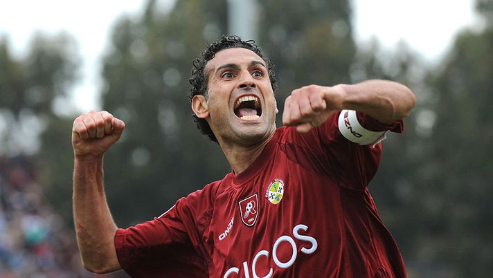 REGGIO CALABRIA, ITALY - MAY 11:  Nicola Amoruso of Reggina celebrates during the Serie A match between Reggina and Empoli at the Stadio Oreste Granillo on May 11, 2008 in Reggio Calabria, Italy. (Photo by New Press/Getty Images) 