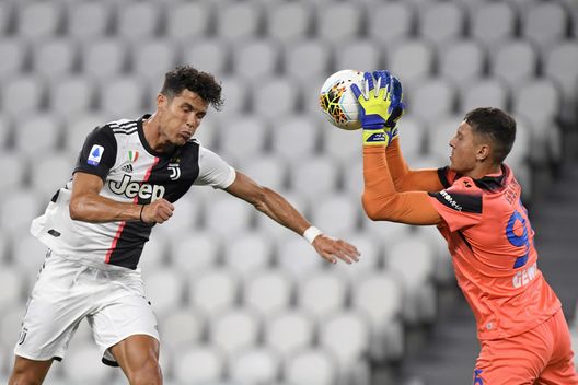 TURIN, ITALY - JULY 11: Cristiano Ronaldo of Juventus heads the ball against Pierluigi Gollini of Atalanta BC during the Serie A match between Juventus and Atalanta BC at Allianz Stadium on July 11, 2020 in Turin, Italy. (Photo by Filippo Alfero - Juventus FC/Juventus FC via Getty Images) TURIN, ITALY - JULY 11: Cristiano Ronaldo of Juventus heads the ball against Pierluigi Gollini of Atalanta BC during the Serie A match between Juventus and Atalanta BC at Allianz Stadium on July 11, 2020 in Turin, Italy. (Photo by Filippo Alfero - Juventus FC/Juventus FC via Getty Images)