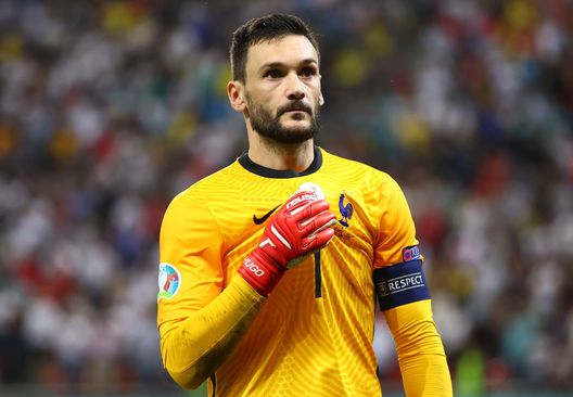 BUCHAREST, ROMANIA - JUNE 28: Hugo Lloris of France looks dejected after the UEFA Euro 2020 Championship Round of 16 match between France and Switzerland at National Arena on June 28, 2021 in Bucharest, Romania. (Photo by Marko Djurica - Pool/Getty Images) Francia, Lloris entra nella storia da… due porte: recordman di presenze all-time e ai mondiali - immagine 1