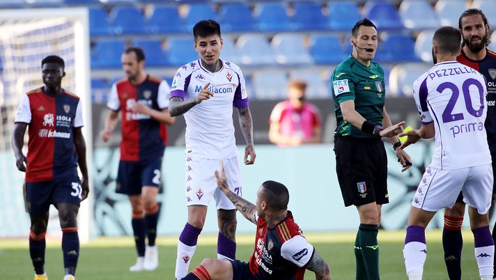 CAGLIARI, ITALY - MAY 12: Radja Nainggolan of Cagliari reacts  during the Serie A match between Cagliari Calcio  and ACF Fiorentina at Sardegna Arena on May 12, 2021 in Cagliari, Italy. (Photo by Enrico Locci/Getty Images) 