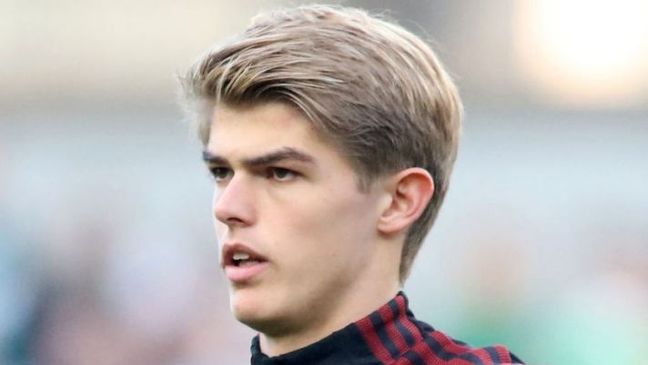 Belgium's striker Charles De Ketelaere lines up ahead of the international friendly football match between Republic of Ireland and Belgium at Aviva Stadium in Dublin on March 26, 2022. (Photo by Paul Faith / AFP) (Photo by PAUL FAITH/AFP via Getty Images) Sky: “De Ketelaere ha scelto tra il Milan e il Leeds! Ma tra le due offerte…” - immagine 1