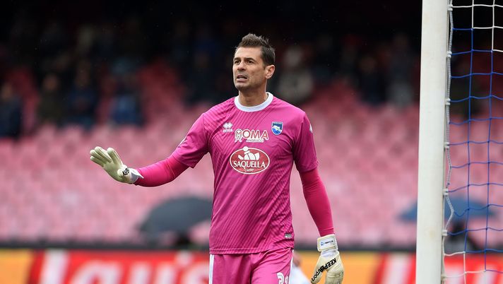 NAPLES, ITALY - JANUARY 15: Albano Bizzarri of Pescara calcio in action during the Serie A match between SSC Napoli and Pescara Calcio at Stadio San Paolo on January 15, 2017 in Naples, Italy. (Photo by Francesco Pecoraro/Getty Images) NAPLES, ITALY - JANUARY 15: Albano Bizzarri of Pescara calcio in action during the Serie A match between SSC Napoli and Pescara Calcio at Stadio San Paolo on January 15, 2017 in Naples, Italy. (Photo by Francesco Pecoraro/Getty Images)