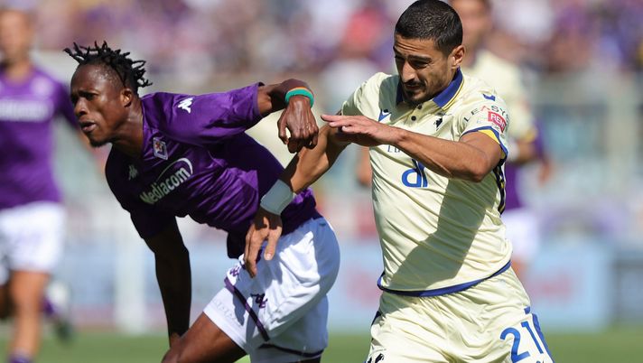 FLORENCE, ITALY - SEPTEMBER 18: Christian Michael Kouakou Kouamé of ACF Fiorentina in action against Koray Günter of Hellas Verona during the Serie A match between ACF Fiorentina and Hellas Verona at Stadio Artemio Franchi on September 18, 2022 in Florence, Italy. (Photo by Gabriele Maltinti/Getty Images) Matri: “Kouamè punta vera sorpresa. Bravo Italiano, ha dato la scossa giusta” - immagine 1