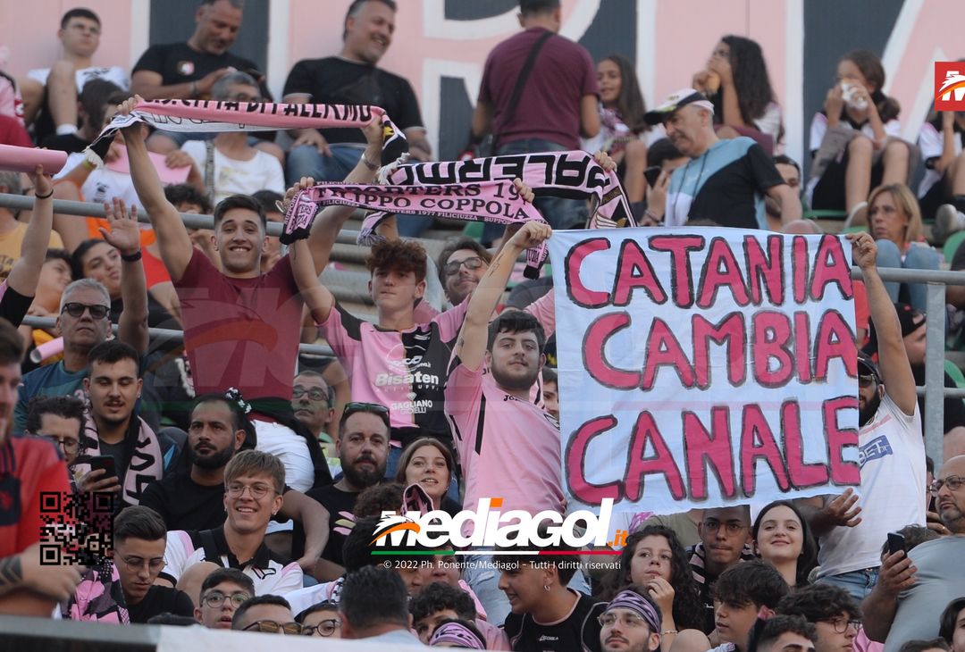 Fototifo, facce da Serie B. I tifosi allo stadio per Palermo-Padova 1-0 - immagine 34