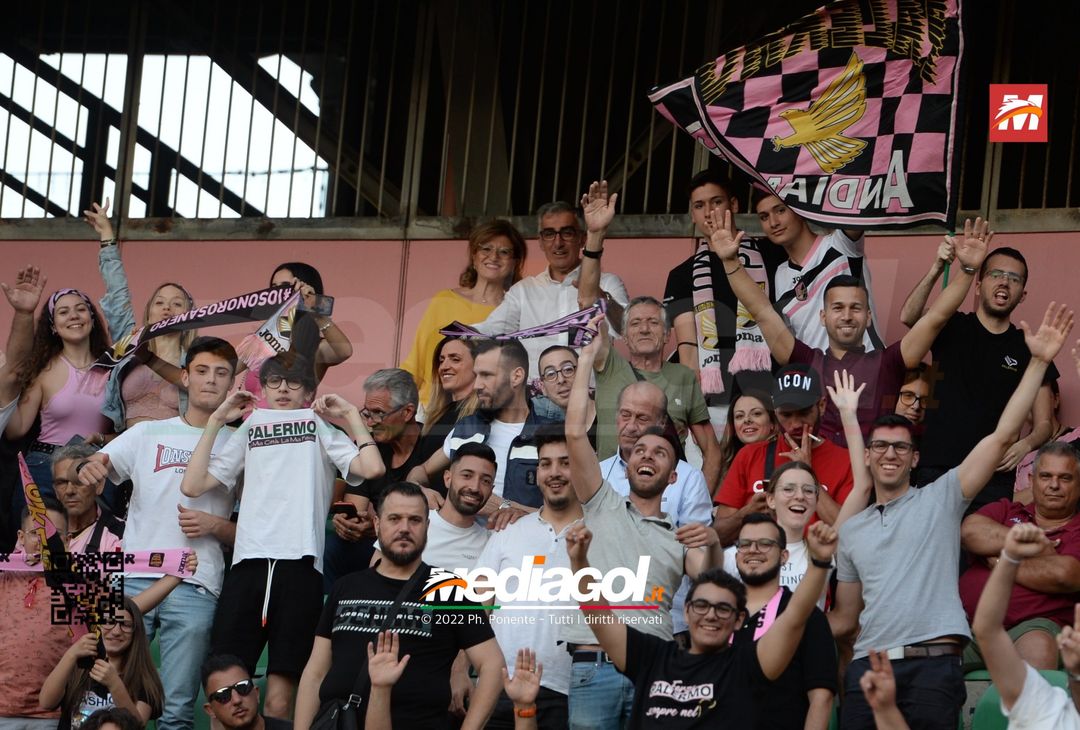 Fototifo, i tifosi allo stadio per Palermo-Feralpisaló 1-0 (gallery) - immagine 33