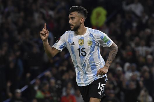 BUENOS AIRES, ARGENTINA - MARCH 25: Nicolás Gonzalez of Argentina celebrates after scoring the first goal of his team during the FIFA World Cup Qatar 2022 qualification match between Argentina and Venezuela at Estadio Alberto J. Armando on March 25, 2022 in Buenos Aires, Argentina. (Photo by Marcelo Endelli/Getty Images) Dall’Argentina: Nico Gonzalez raggiungerà la nazionale negli USA- immagine 2