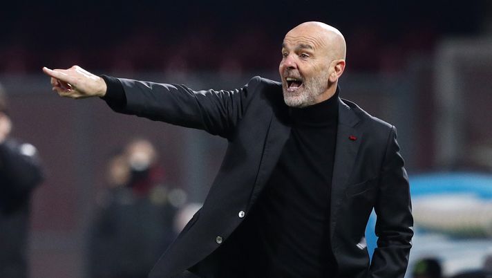 BENEVENTO, ITALY - JANUARY 03: Stefano Pioli, manager of AC Milan reacts during the Serie A match between Benevento Calcio and AC Milan at Stadio Ciro Vigorito on January 03, 2021 in Benevento, Italy. Sporting stadiums around Italy remain under strict restrictions due to the Coronavirus Pandemic as Government social distancing laws prohibit fans inside venues resulting in games being played behind closed doors. (Photo by Francesco Pecoraro/Getty Images) Milan, continua la preparazione verso il Torino: Tevez visita Pioli - immagine 1