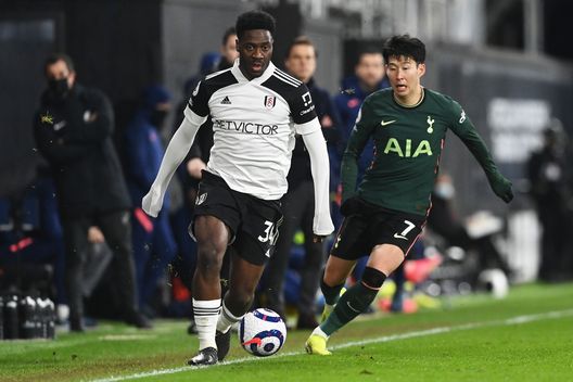  LONDON, ENGLAND - MARCH 04: Ola Aina of Fulham on the ball whilst under pressure from Son Heung-Min of Tottenham Hotspur during the Premier League match between Fulham and Tottenham Hotspur at Craven Cottage on March 04, 2021 in London, England. Sporting stadiums around the UK remain under strict restrictions due to the Coronavirus Pandemic as Government social distancing laws prohibit fans inside venues resulting in games being played behind closed doors. (Photo by Neil Hall - Pool/Getty Images) 
