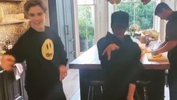 VIDEO / Victoria Beckham non dimentica l’animo da Spice Girl: scatenata in cucina
