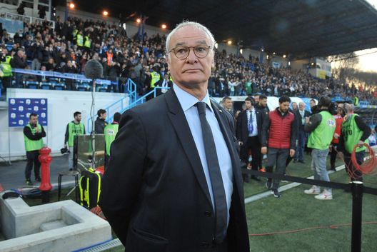 FERRARA, ITALY - MARCH 16: Claudio Ranieri head coach of AS Roma looks on prior the beginning of the Serie A match between SPAL and AS Roma at Stadio Paolo Mazza on March 16, 2019 in Ferrara, Italy. (Photo by Mario Carlini / Iguana Press/Getty Images)  Cagliari
