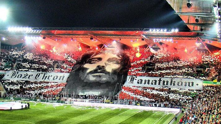 Legia Varsavia, la curva lascia lo stadio…e incita l’amico Arek sul ring delle arti marziali - immagine 1