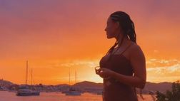 Lucia Javorcekova si gode gli ultimi scampoli d’estate: ecco le immagini al tramonto di Ibiza