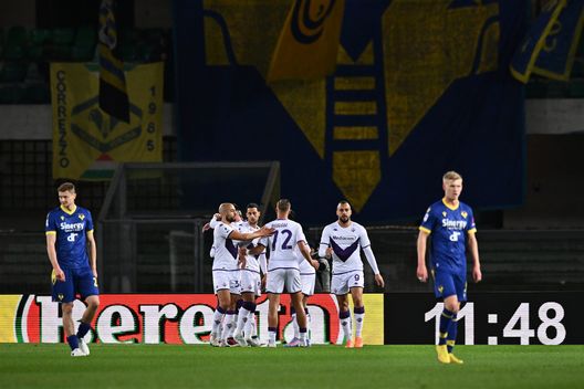 VERONA, ITALY - FEBRUARY 27: Antonin Barak of ACF Fiorentina celebrates with teammates after scoring the team's first goal during the Serie A match between Hellas Verona and ACF Fiorentina at Stadio Marcantonio Bentegodi on February 27, 2023 in Verona, Italy. (Photo by Alessandro Sabattini/Getty Images) Esterni e piedi invertiti, regna il destro: la Fiorentina è seconda in Serie A- immagine 2