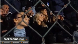 VIDEO – Noemi pazza di Totti: in tribuna per la Supercoppa di Calcio a 8