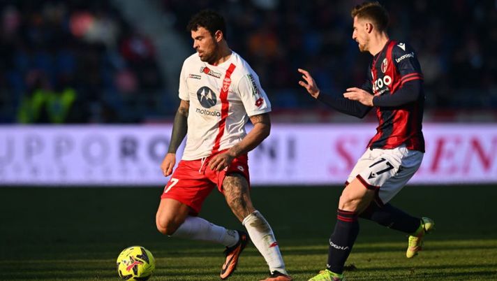BOLOGNA, ITALY - FEBRUARY 12: Andrea Petagna of AC Monza is put under pressure by Giorgos Kyriakopoulos of Bologna FC during the Serie A match between Bologna FC and AC Monza at Stadio Renato Dall'Ara on February 12, 2023 in Bologna, Italy. (Photo by Alessandro Sabattini/Getty Images) Voti fantacalcio: bene Petagna, che Marì! Bocciato Arnautovic, la scelta su Medel - immagine 1