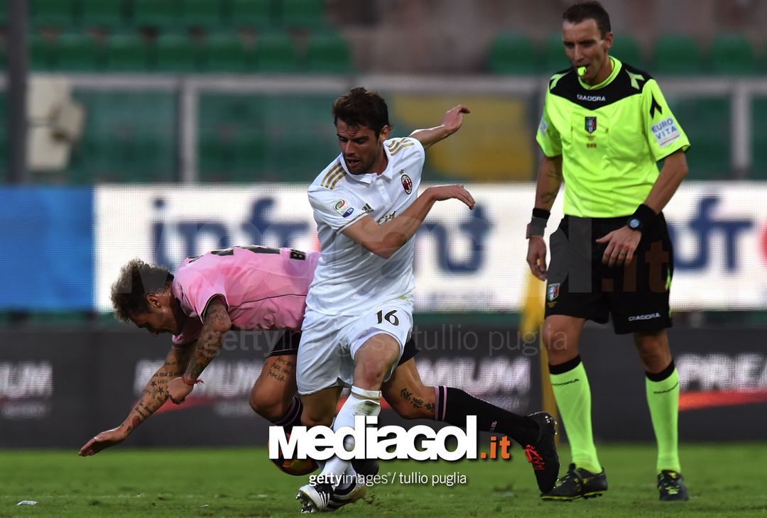  PALERMO, ITALY - NOVEMBER 06:  Alessandro Diamanti (L) of Palermo and Andrea Poli of Milan compete for the ball during the Serie A match between US Citta di Palermo and AC Milan at Stadio Renzo Barbera on November 6, 2016 in Palermo, Italy.  (Photo by Tullio M. Puglia/Getty Images) 