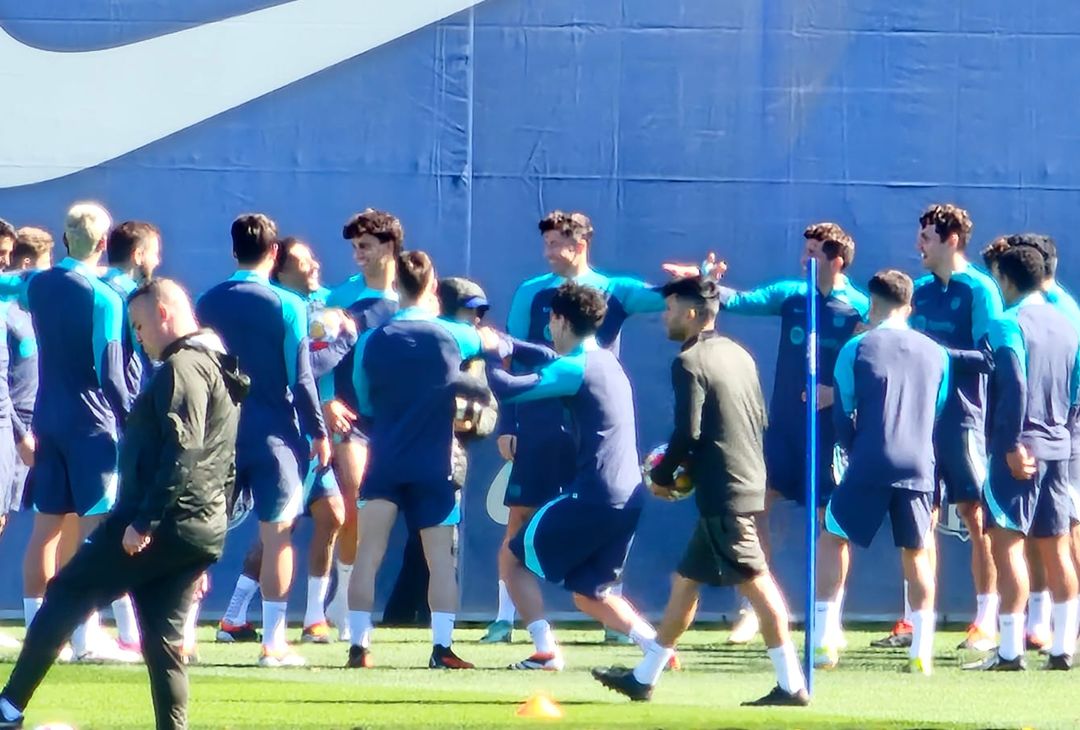 La vigilia del Barcellona in vista del ritorno dell'ottavo di Champions contro il Napoli comincia con il riscaldamento dei blaugrana agli ordini di Xavi