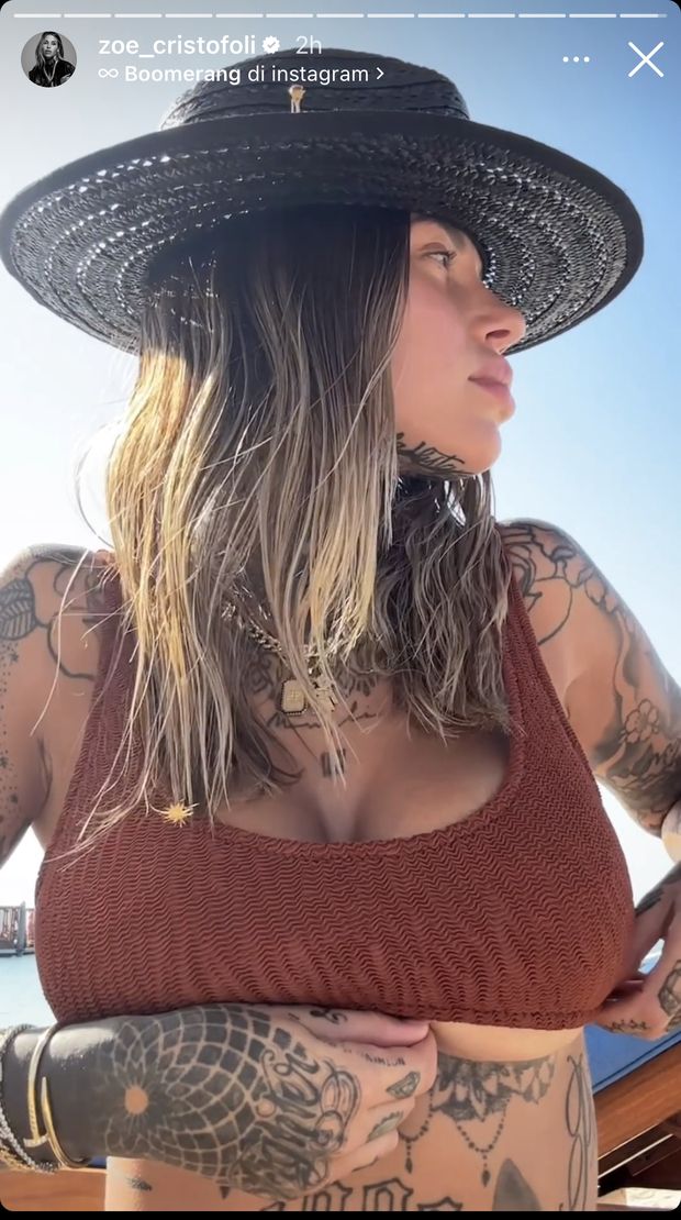 Zoe, spettacolo in costume. Décolleté hot per lady Hernandez- immagine 2