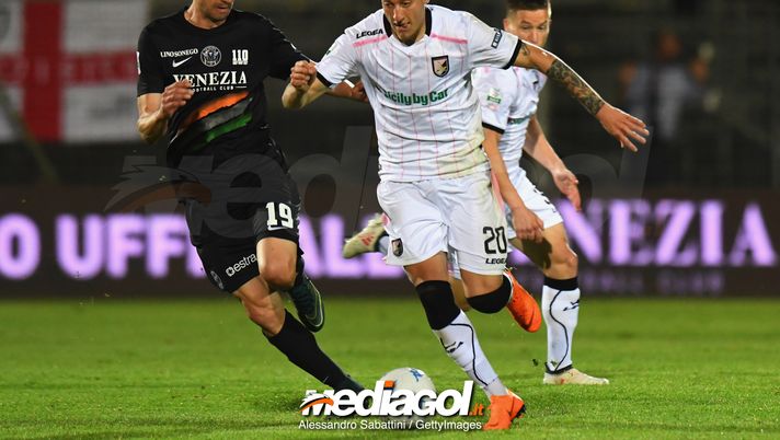 VENICE, ITALY - APRIL 27: Alexandre Geijo Pazos of Venezia FC competes for the ball whit Antonino La Gumina of US Citta di Palermo during the serie B match between Venezia FC and US Citta di Palermo at Stadio Pier Luigi Penzo on April 27, 2018 in Venice, Italy. (Photo by Alessandro Sabattini/Getty Images) VENICE, ITALY - APRIL 27: Alexandre Geijo Pazos of Venezia FC competes for the ball whit Antonino La Gumina of US Citta di Palermo during the serie B match between Venezia FC and US Citta di Palermo at Stadio Pier Luigi Penzo on April 27, 2018 in Venice, Italy. (Photo by Alessandro Sabattini/Getty Images)