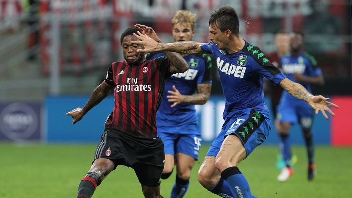 Luiz Adriano e Francesco Acerbi durante Milan-Sassuolo 4-3 (credits: GETTY Images) 