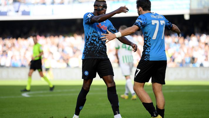 NAPLES, ITALY - OCTOBER 29: Khvicha Kvaratskhelia of SSC Napoli celebrates after scoring their side's third goal during the Serie A match between SSC Napoli and US Sassuolo at Stadio Diego Armando Maradona on October 29, 2022 in Naples, Italy. (Photo by Francesco Pecoraro/Getty Images) FINALE! Napoli-Sassuolo 4-0: gli azzurri vincono nel segno di Osimhen e Kvaratskhelia - immagine 1