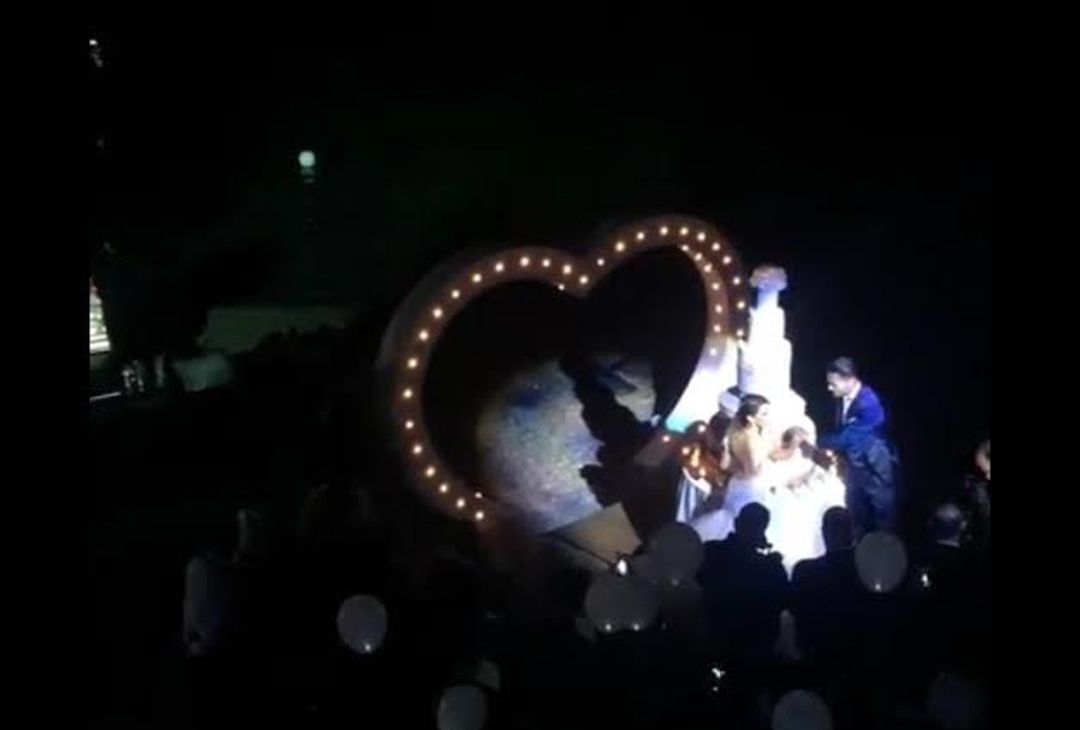  Da Instagram arriva uno scatto che immortala il momento del taglio della torta nuziale...  