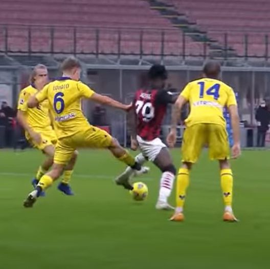 rigore AC Milan Hellas Verona di Lovato su Kessie, manca ammonizione al giallo blu rigore AC Milan Hellas Verona di Lovato su Kessie, manca ammonizione al giallo blu