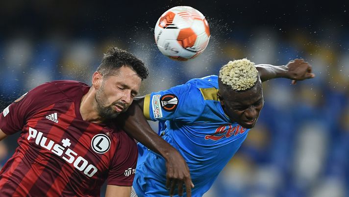 NAPLES, ITALY - OCTOBER 21: Mateusz Wieteska of Legia Warsaw competes for a header with Victor Osimhen of SSC Napoli during the UEFA Europa League group C match between SSC Napoli and Legia Warszawa at Stadio Diego Armando Maradona on October 21, 2021 in Naples, Italy. (Photo by Francesco Pecoraro/Getty Images) NAPLES, ITALY - OCTOBER 21: Mateusz Wieteska of Legia Warsaw competes for a header with Victor Osimhen of SSC Napoli during the UEFA Europa League group C match between SSC Napoli and Legia Warszawa at Stadio Diego Armando Maradona on October 21, 2021 in Naples, Italy. (Photo by Francesco Pecoraro/Getty Images)