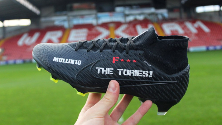 Inghilterra, sugli scarpini una frase contro i Tories: il Wrexham vieta al proprio attaccante di indossarli Inghilterra, sugli scarpini una frase contro i Tories: il Wrexham vieta al proprio attaccante di indossarli - immagine 1