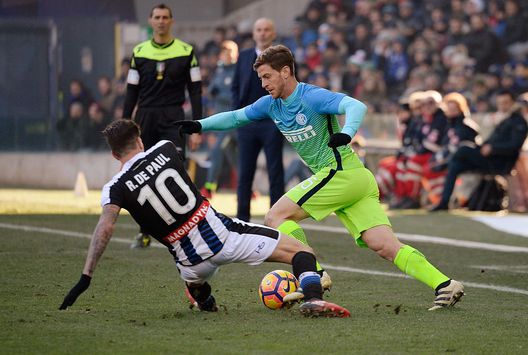 UDINE, ITALY - JANUARY 08:  Rodrigo Javier De Paul (L) of Udinese Calcio competes with Cristian Ansaldi of  FC Internazionale during the Serie A match between Udinese Calcio and FC Internazionale at Stadio Friuli on January 8, 2017 in Udine, Italy.  (Photo by Dino Panato/Getty Images) 