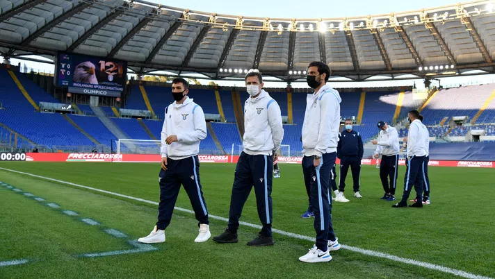 I calciatori biancocelesti sul prato dell'Olimpico