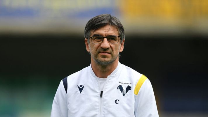 VERONA, ITALY - MAY 01: Ivan Juric, Head Coach of Hellas Verona looks on prior to the Serie A match between Hellas Verona FC and Spezia Calcio at Stadio Marcantonio Bentegodi on May 01, 2021 in Verona, Italy. Sporting stadiums around Italy remain under strict restrictions due to the Coronavirus Pandemic as Government social distancing laws prohibit fans inside venues resulting in games being played behind closed doors. (Photo by Alessandro Sabattini/Getty Images) FLASH – Sky: “È fatta per Juric, accordo trovato: lascia il Verona e resta in Serie A” - immagine 1