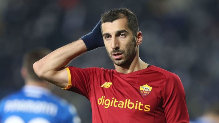 EMPOLI, ITALY - JANUARY 23: Henrikh Mkhitaryan of AS Roma in action during the Serie A match between Empoli FC and AS Roma at Stadio Carlo Castellani on January 23, 2022 in Empoli, Italy. (Photo by Gabriele Maltinti/Getty Images) Inter, ottimismo per Mkhitaryan. E Gazzetta è sicura: “L’armeno c’è, si può chiudere” - immagine 1