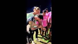 VIDEO / Messi gli firma un autografo sul braccio e lui…