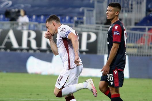  CAGLIARI, ITALY - JUNE 27: Andrea Belotti of Torino celebrates his goal 3-2 during the Serie A match between Cagliari Calcio and Torino FC at Sardegna Arena on June 27, 2020 in Cagliari, Italy. (Photo by Enrico Locci/Getty Images) 