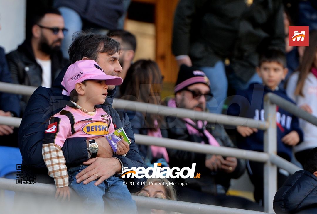 FOTOTIFO Palermo-Como 3-0, gli scatti ai tifosi al “Renzo Barbera” (GALLERY) - immagine 27