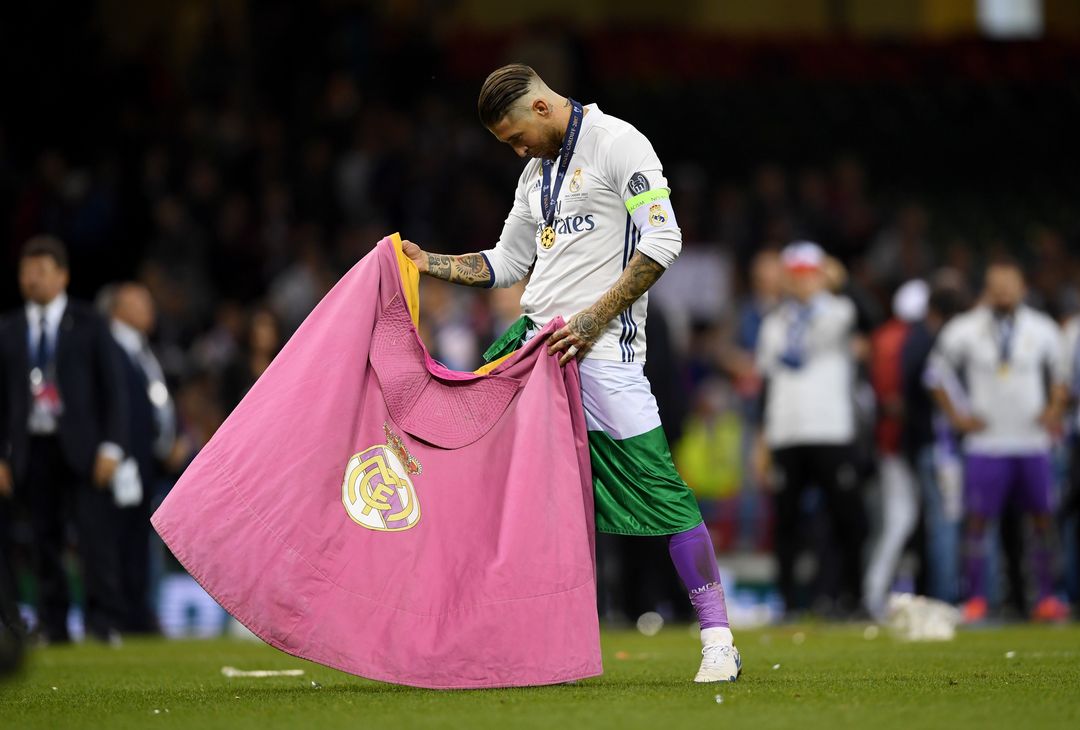  CARDIFF, WALES - JUNE 03:  Sergio Ramos of Real Madrid celebrates with a Real Madrid flag after the UEFA Champions League Final between Juventus and Real Madrid at National Stadium of Wales on June 3, 2017 in Cardiff, Wales.  (Photo by Shaun Botterill/Getty Images) 