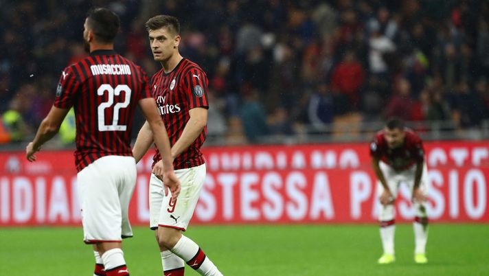 MILAN, ITALY - OCTOBER 20: Krzysztof Piatek (R) and Mateo Musacchio (L) of AC Milan show their dejection at the end of the Serie A match between AC Milan and US Lecce at Stadio Giuseppe Meazza on October 20, 2019 in Milan, Italy. (Photo by Marco Luzzani/Getty Images) MILAN, ITALY - OCTOBER 20: Krzysztof Piatek (R) and Mateo Musacchio (L) of AC Milan show their dejection at the end of the Serie A match between AC Milan and US Lecce at Stadio Giuseppe Meazza on October 20, 2019 in Milan, Italy. (Photo by Marco Luzzani/Getty Images)